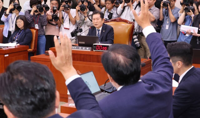 9일 오후 서울 여의도 국회에서 열린 법제사법위원회 전체 회의에서 정청래 위원장이 '윤석열 대통령 탄핵소추안 즉각 발의 요청에 관한 청원' 관련 청문회 실시계획서 채택 안건 상정을 앞두고 여당 의원들의 의사진행발언 요청을 받고 있다. 연합뉴스