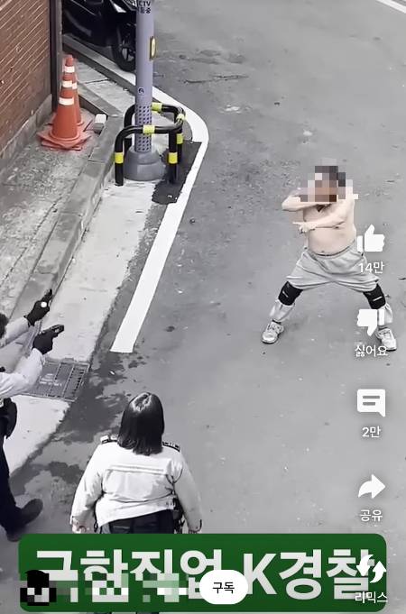 이 영상도 왜 떴는지 모르겠지만, 칼을 들고 자해하려는 남성의 영상이 알고리즘 추천에 떴었다. 이걸 오래 보면, 비슷한 영상이 더 많이 추천에 뜬다. 그게 내 마음에 미치는 영향은 어떻게 될까./사진=유튜브 채널 캡쳐