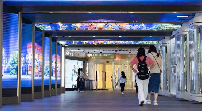2024년 1분기 적자전환한 롯데면세점이 지난달 비상경영을 선언하고 온·오프라인에서 다양한 변화를 꾀하고 있다. 서울 중구 롯데면세점 명동 본점으로 외국인 관광객들이 들어가고 있다. /사진-뉴스1