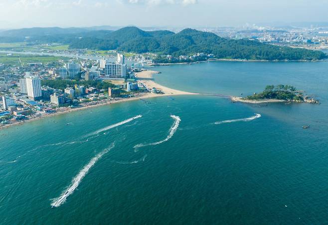 울주10경에 추가된 진하해수욕장과 명선도 전경/사진=울주군