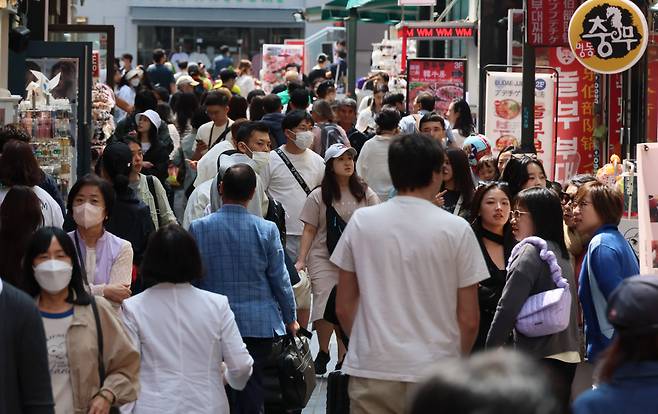 서울 명동거리가 시민들과 관광객들로 붐비고 있다. [연합]