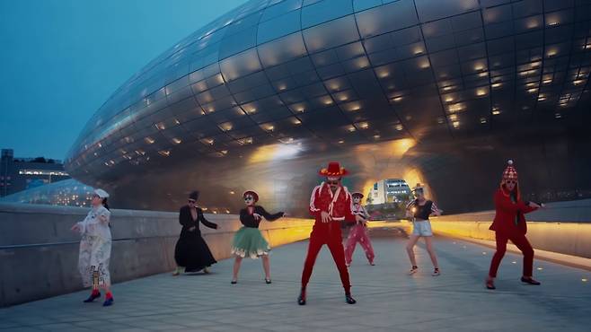 앰비규어스 댄스컴퍼니의 범 내려온다 중 DDP앞 댄스. 이 영상을 계기로 앰비규어스는 글로벌 톱스타와 협업을 하기도 했다.