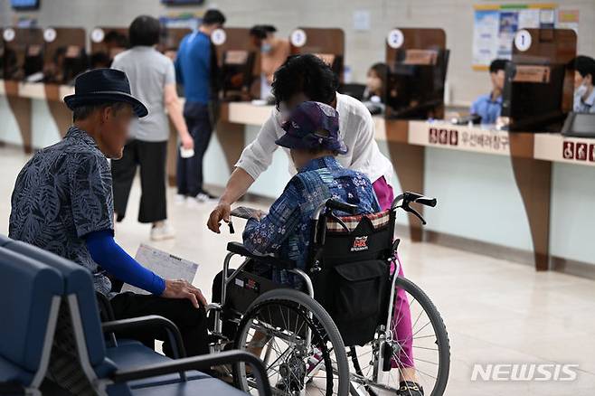 [광주=뉴시스] 김혜인 기자 = 대한의사협회의 집단휴진이 시작된 18일 오전 광주 동구 전남대학교병원에서 환자가 진료를 기다리고 있다. 2024.06.18. hyein0342@newsis.com