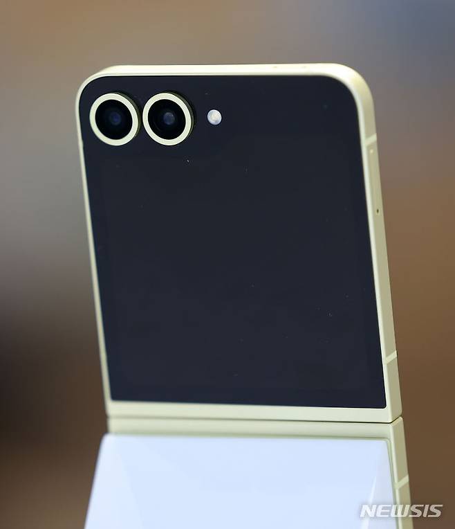 [서울=뉴시스] 김명년 기자 = 11일 오전 서울 마포구 삼성스토어 홍대 '갤럭시 스튜디오'에 갤럭시 Z 플립6이 진열돼 있다.삼성전자는 12일부터 갤럭시 신제품군 사전판매를 시작한다. 2024.07.11. kmn@newsis.com