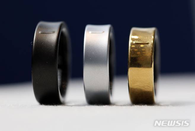 [서울=뉴시스] 김명년 기자 = 11일 오전 서울 마포구 삼성스토어 홍대 '갤럭시 스튜디오'에 갤럭시 링이 전시돼 있다.삼성전자는 12일부터 갤럭시 신제품군 사전판매를 시작한다. 2024.07.11. kmn@newsis.com