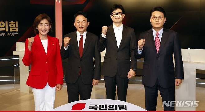 [서울=뉴시스] 국회사진기자단= 나경원(왼쪽부터)·원희룡·한동훈·윤상현 국민의힘 당 대표 후보 4인이 11일 서울 중구 MBN 스튜디오에서 열리는 2차 당대표 후보 방송토론회 시작에 앞서 기념촬영을 하고 있다. 2024.07.11.  photo@newsis.com