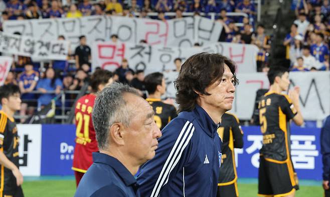 지난 10일 오후 울산 문수축구경기장에서 축구 국가대표팀 감독으로 내정된 울산 HD 홍명보 감독이 광주FC와의 경기 후 자신을 비판하는 걸개가 내걸린 서포터스석 옆을 지나가고 있다. 연합뉴스