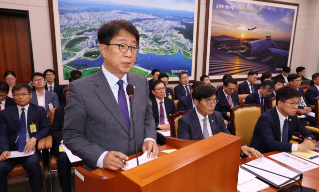 10일 국회에서 열린 국토교통위원회 전체회의에서 박상우 국토교통부 장관이 업무보고를 하고 있다. 연합뉴스