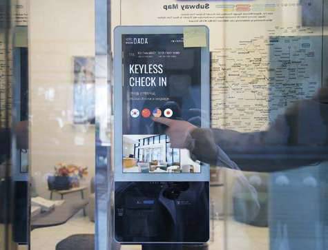 호텔에 들어서면 키오스크가 고객을 맞이한다 /온다