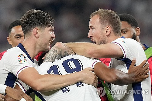 축구종가 잉글랜드가 11일 독일 도르트문트 지그날 아두나 파르크에서 열린 2024 유럽축구선수권대회 준결승에서 네덜란드에 2-1 역전승을 거두며 두 대회 연속 결승 진출에 성공했다. 잉글랜드는 오는 15일 독일 베를린에서 열리는 스페인과의 결승전에서 승리할 경우, 사상 첫 유럽선수권 우승을 달성하게 된다. 연합뉴스