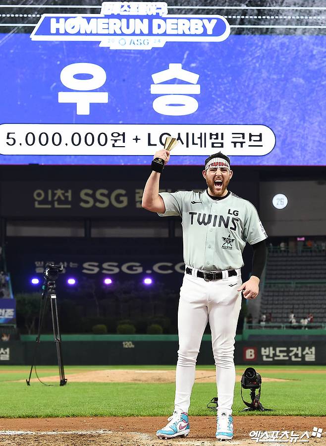 5일 오후 인천 SSG랜더스필드에서 열린 '2024 신한 SOL Bank KBO 올스타 프라이데이' 홈런더비, LG 오스틴이 한화 페라자와 서든데스 끝에 홈런왕에 등극했다. 오스틴이 우승 트로피를 들고 기념 촬영을 하고 있다. 엑스포츠뉴스DB