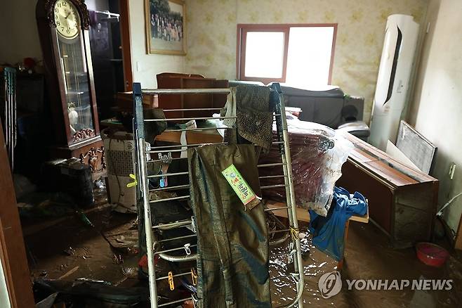 수마가 할퀴고 간 보금자리 (대전=연합뉴스) 강수환 기자 = 11일 오전 전날 내린 폭우로 침수된 대전 서구 용촌동 정뱅이마을의 한 가정집에 집기가 널브러져 있다. 전날 오전 5시께 정뱅이마을 전체가 침수되면서 27개 가구 주민 36명이 고립됐다가 구조됐다. 2024.7.11 swan@yna.co.kr