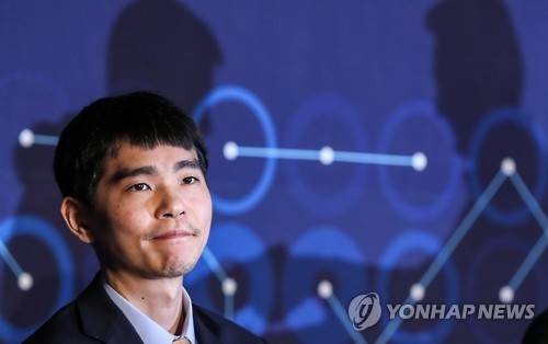 2016년 3월 서울 중구 새문안로 포시즌스호텔에서 열린 이세돌 9단과 구글 인공지능 알파고와 대국이 끝나고 진행된 시상식에서 이 9단이 잠시 생각에 잠겨있다. 
[연합뉴스 자료사진. 재판매 및 DB 금지]