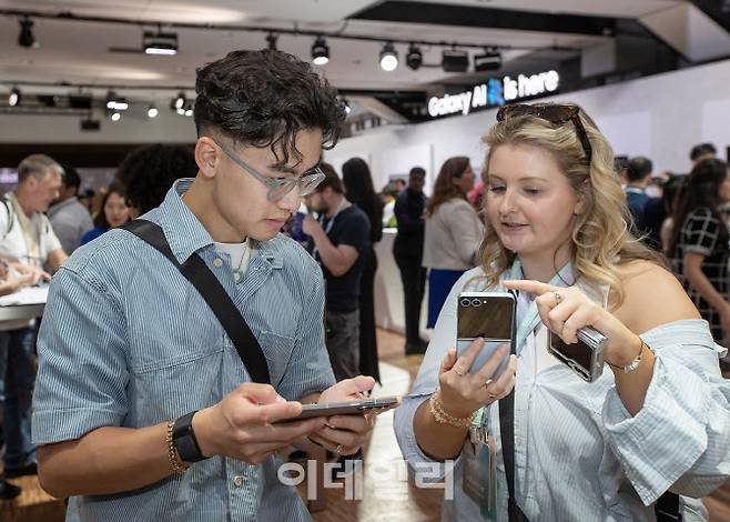 전세계 인플루언서와 취재진이 10일(현지시간) 프랑스 파리에서 열린 ‘갤럭시 언팩 2024’ 행사 직후 갤럭시 체험관에서 갤럭시Z 폴드·플립6에 탑재된 통역 기능을 사용해보고 있다.(사진=임유경 기자)