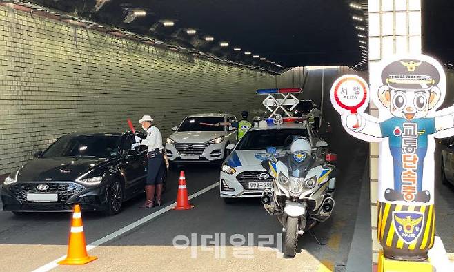 경찰이 주간 음주단속을 펼치고 있다.(사진=경기북부경찰청 제공)