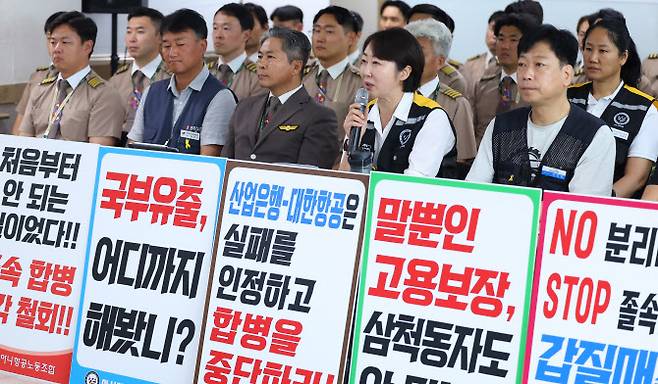 권수정 아시아나항공노동조합 위원장(왼쪽 네번째)이 11일 오후 서울 중구 민주노총에서 열린 대한항공-아시아나항공 인수합병 반대 기자회견에서 투쟁발언을 하고 있다.(사진=연합뉴스)