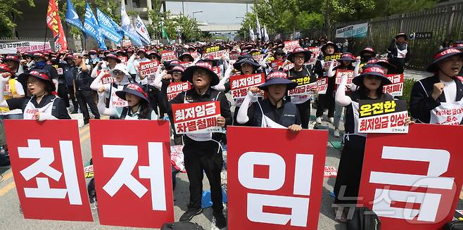 한국노동조합총연맹 조합원들이 4일 오후 최저임금위원회 전원회의가 열리는 세종시 고용노동부 앞에서 집회를 열고 최저임금 인상 및 차등적용 철폐를 주장하며 구호를 외치고 있다.2024.7.4/뉴스1 ⓒ News1 김기남 기자