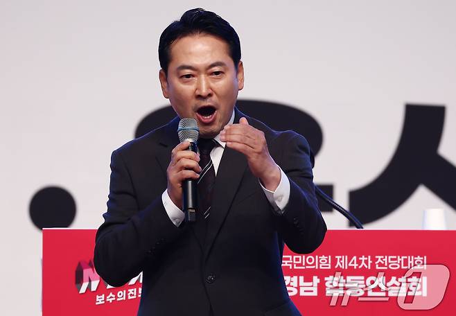 장동혁 국민의힘 최고위원 후보가 10일 부산 해운대구 벡스코 오디토리움에서 열린 국민의힘 제4차 전당대회 부산·울산·경남 합동연설회에서 정견발표를 하고 있다. 2024.7.10/뉴스1 ⓒ News1 김민지 기자