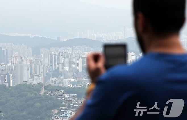 사진은 9일 서울 중구 남산에서 바라본 아파트 단지의 모습. 2024.7.9/뉴스1 ⓒ News1 김진환 기자