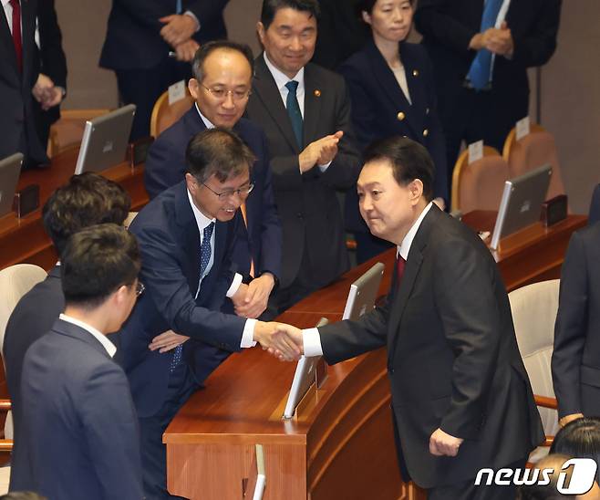 윤석열 대통령이 31일 서울 여의도 국회에서 열린 2024년 예산안 시정연설을 마친 후 본회의장을 나서며 최재해 감사원장과 인사를 나누고 있다. 2023.10.31/뉴스1 ⓒ News1 송원영 기자