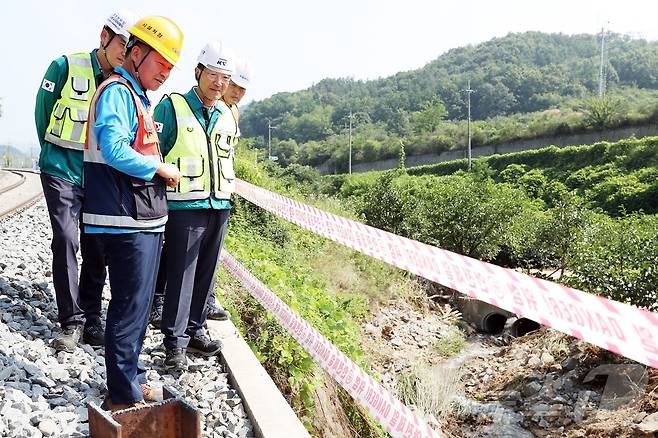 경북선 수해복구 현장점검을 하고 있는 이성해 국가철도공단 이사장 (오른쪽 두 번째) (국가철도공단 제공)/뉴스1