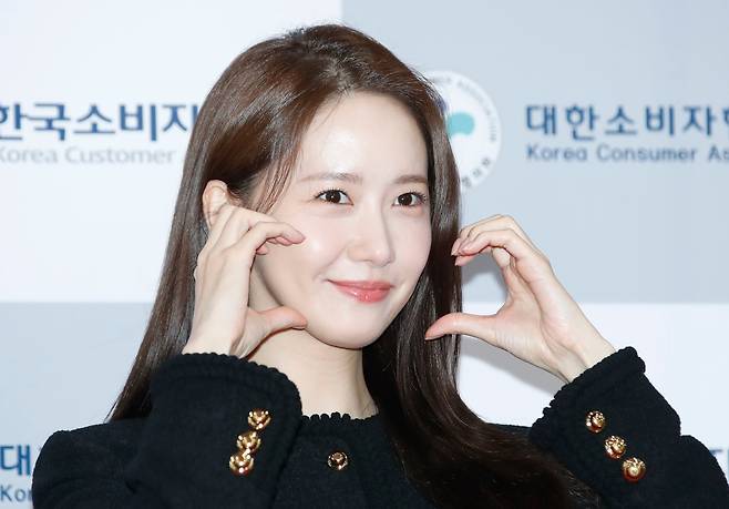 소녀시대 윤아(본명 임윤아)가 19일 서울 강남구 한국과학기술회관에서 진행된 '2023 제 28회 소비자의 날 시상식'에서 포즈를 취하고 있다. /뉴스1