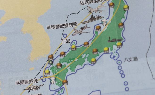 일본의 2024 방위백서에 독도 주변 해역이 일본 영해임을 의미하는 파란색 실선으로 처리돼 있다. /연합뉴스