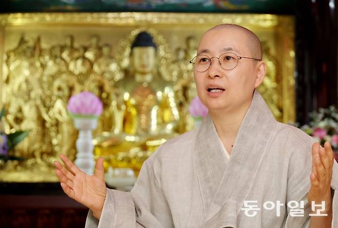 원영 스님은 “반야심경은 언젠가는 도달해야 할 깨달음의 종착역, 열반의 세계로 인도하는 지혜로운 기차”라며 “불자가 아니더라도 
모든 사람이 반야심경을 통해 지혜를 얻어 멋진 삶을 살았으면 한다”고 말했다. 전영한 기자 scoopjyh@donga.com