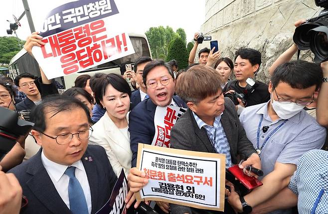 전현희, 김승원, 이건태, 장경태, 이성윤, 박은정 등 국회 야당 법사위원들이 12일 오전 윤석열 대통령 탄핵 국민청원 청문회 추진 관련 대통령실에 증인출석요구서 수령을 촉구하며 서울 용산 대통령실을 항의 방문하던 중 경찰에 가로막혀 항의하고 있다. 김봉규 선임기자 bong9@hani.co.kr