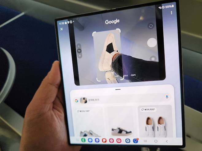 삼성전자가 11일 서울 여의도 '더현대 서울'에 문을 연 갤럭시 익스피리언스 스페이스에서 갤럭시 Z폴드6의 '서클 투 서치' 기능으로 기자가 착용 중인 신발을 검색하자 브랜드와 가격대가 표시되고 있다. 사진=김대영 기자