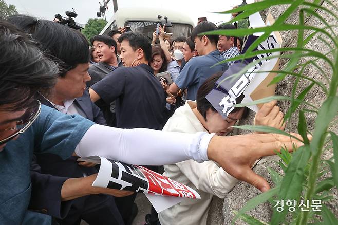 전현희 더불어민주당 의원이 12일 윤석열 대통령 탄핵 국민청원 청문회 추진  관련 대통령실에 증인출석요구서 수령을 촉구하며 서울 용산 대통령실을 항의 방문하던 중 경찰들과 실랑이를 하다 고통을 호소하고 있다. 성동훈 기자