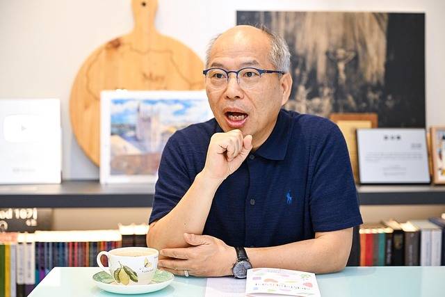 김병삼 만나교회 목사가 지난 8일 경기도 성남의 교회에서 ‘하나님의 마음 알기’를 펴낸 계기를 설명하고 있다.   성남=  신석현 포토그래퍼