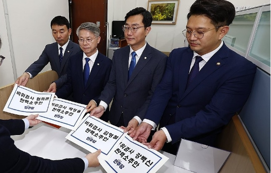 더불어민주당 김용민(왼쪽부터), 민형배, 장경태, 전용기 의원이 지난 2일 서울 여의도 국회 의안과에서 검사 4명에 대한 탄핵소추안을 제출하고 있다. (출처=연합뉴스)