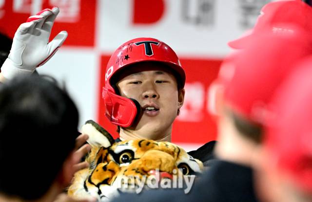 2024년 4월 25일 오후 서울 고척스카이돔에서 '2024 신한 SOL Bank KBO리그' KIA 타이거즈와 키움 히어로즈의 경기가 열렸다. KIA 최원준이 9회초 선두타자 홈런을 친 뒤 기뻐하고 있다./마이데일리