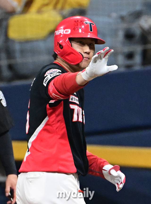 2024년 4월 25일 오후 서울 고척스카이돔에서 '2024 신한 SOL Bank KBO리그' KIA 타이거즈와 키움 히어로즈의 경기가 열렸다. KIA 최원준이 5회초 1사 만루서 2타점 적시타를 친 뒤 기뻐하고 있다./마이데일리