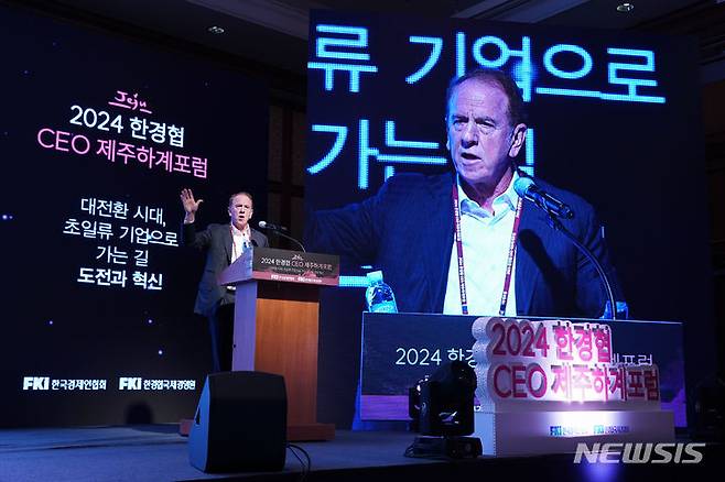 [제주=뉴시스]존 퀸 퀸 엠마누엘 대표가 12일 제주 롯데호텔에서 열린 ‘2024 한경협 CEO 제주하계포럼’에 참석해 '국제 소송에서 이긴 한국 기업의 사례로 배우는 비즈니스 전략'을 주제로 발표하고 있다. (사잔=한경협 제공) photo@newsis.com