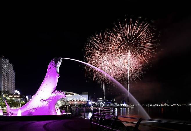 [울산=뉴시스] 지난해 5월 열린 2023 울산고래축제 개막식에 이어 펼쳐진 스페셜 불꽃쇼. (사진=울산 남구 제공) photo@newsis.com *재판매 및 DB 금지