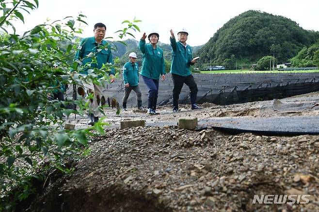 [금산=뉴시스] 송미령 농림축산식품부 장관이 11일 충남 금산 산사태 피해 현장을 방문했다. (사진 = 농식품부 제공)