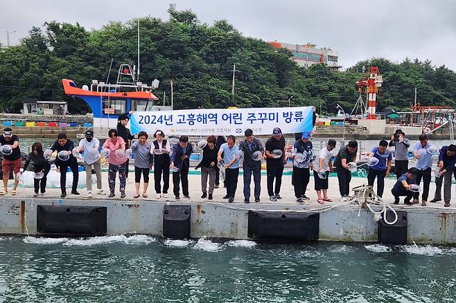 전라남도 해양수산과학원이 전남 동부권 주꾸미 자원 회복과 어업인 소득 증대를 위해 득량만과 여자만에 자체 생산한 어린 주꾸미 20만 마리를 방류했다. 전남도 제공