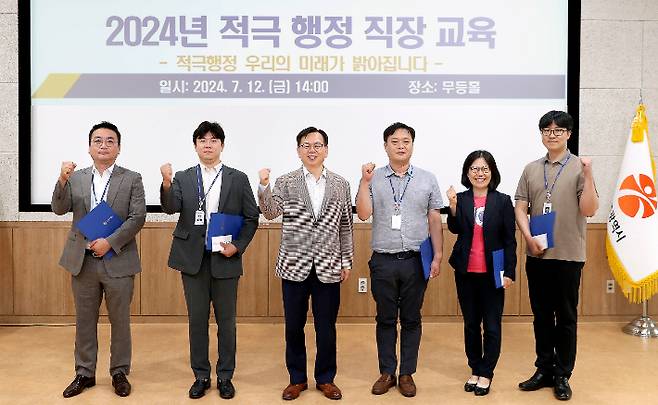 광주광역시는 12일 시청에서 '2024년 상반기 적극행정 우수사례 공무원 상장 수여식'을 개최한 후 수상 공무원들이 기념 촬영을 하고 있다. 광주광역시 제공