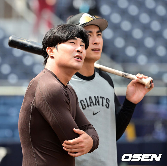 [OSEN=지형준 기자] 샌디에이고 김하성(왼쪽)이 샌프란시스코 이정후와 인사를 나누고 있다. 2024.03.29 /jpnews@osen.co.kr