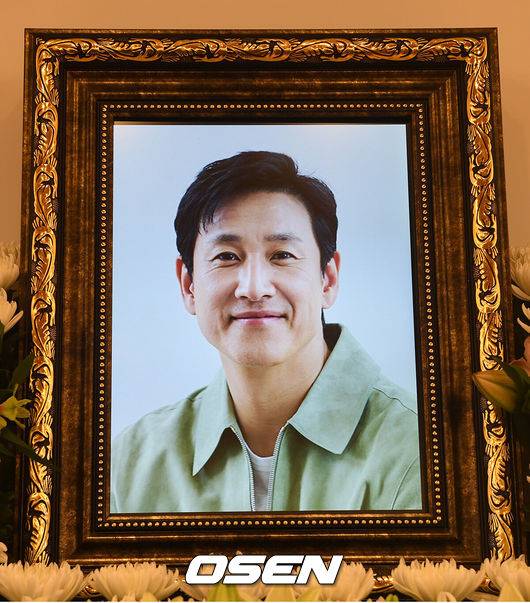 [OSEN=사진팀] 배우 故이선균의 빈소가 27일 서울 종로구 서울대학교병원 장례식장 1호실에 마련됐다. 故이선균은 이날 오전 서울 성북구 소재 노상에서 자동차 안에서 의식이&nbsp;없는 상태로 발견됐다. 사고 현장에는 번개탄을 피운 흔적도 있는 것으로 파악됐다.&nbsp;현장에 출동한 소방은 이날 오전 10시30분쯤 이선균이 사망한 것으로 추정했다.발인은 오는 29일이며, 장지는 전북&nbsp;부안군 선영으로 알려졌다. 2023.12.27/photo@osen.co.kr<사진=사진공동취재단>