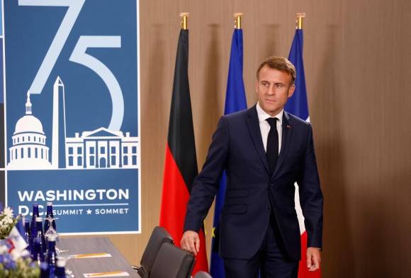 이번 프랑스 조기총선에서 좌파4당연합 신민중전선(NFP)을 1위로 이끈 극좌 장뤼크 멜랑숑 굴복하지않는프랑스(LFI) 대표가 10일(현지시간) 후임 총리 인선을 미루는 에마뉘엘 마크롱(사진) 프랑스 대통령을 비판하고 나섰다. 그는 차기 프랑스 동거정부를 이끌 유력한 총리 후보로 꼽힌다. 브뤼셀·워싱턴DC AFP 연합뉴스