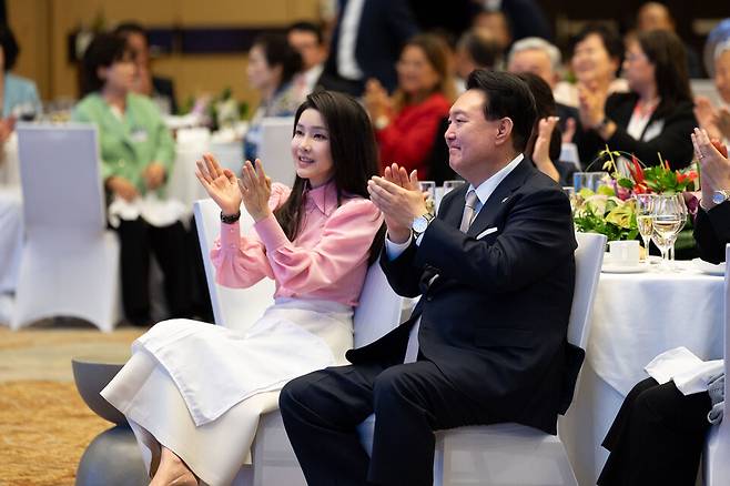 윤석열 대통령과 김건희 여사가 7월8일(현지 시각) 미국 하와이 호놀룰루 쉐라톤 호텔에서 열린 동포간담회에 하와이 심포니 오케스트라 현악 4중주 문화 공연를 관람하며 박수를 치고 있다. ⓒ연합뉴스