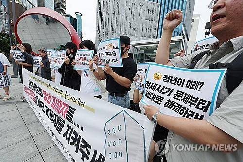 전세사기 피해자들의 외침
    (서울=연합뉴스) 임화영 기자 = 23일 오전 서울 마포구 신촌 대학가 일대에서 열린 '신촌·구로·병점 100억대 전세 사기 피해자 대책위원회 출범 기자회견'에서 전세사기 피해자들이 전세사기특별법 개정 및 정부의 문제 해결을 촉구하고 있다. 
    대책위에 따르면 임대인 최모 씨로부터 전세 사기 피해를 본 세입자는 총 94명이며, 이들이 입은 피해액은 100억원대에 이른다. 2024.6.23
    hwayoung7@yna.co.kr
(끝)