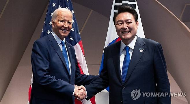 윤석열 대통령, 바이든 대통령과 한미 정상회담 (워싱턴=연합뉴스) 홍해인 기자 = 북대서양조약기구(NATO·나토) 정상회의에 참석한 윤석열 대통령이 11일(현지시간) 미국 워싱턴DC 월터 E. 워싱턴 컨벤션센터에서 열린 한미 정상회담에서 조 바이든 미국 대통령과 악수하고 있다.  2024.7.12 [공동취재] hihong@yna.co.kr