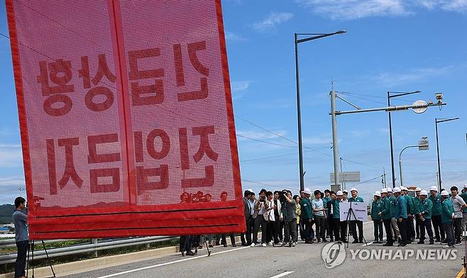 궁평2지하차도 진입차단시설 작동 지켜보는 행안부·환경부 장관 (청주=연합뉴스) 이성민 기자 = 이상민 행정안전부 장관과 한화진 환경부 장관이 10일 오전 청주시 흥덕구 오송읍 궁평2지하차도를 방문해 진입차단시설이 작동되는 모습을 지켜보고 있다. 2024.7.10 chase_arete@yna.co.kr