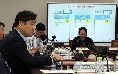 기자들 질문에 답하는 이인재 최저임금위원장 (세종=연합뉴스) 배재만 기자 = 이인재 최저임금위원장이 12일 새벽 정부세종청사에서 열린 제11차 전원회의가 끝난 뒤 기자들의 질문에 답하고 있다. 최저임금위는 이날 내년 최저임금을 시간당 1만30원으로 결정했다. 이는 올해보다 1.7% 오른 것으로, 사상 처음으로 최저임금 1만원 시대를 맞게 됐다. 2024.7.12
    scoop@yna.co.kr
(끝)