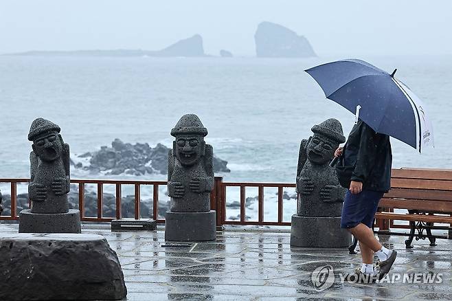 비 내리는 제주 바닷가 (서귀포=연합뉴스) 박지호 기자 = 비가 내린 10일 오전 한 시민이 제주 서귀포시 대정읍 사계해안로를 걷고 있다. 2024.7.10 jihopark@yna.co.kr