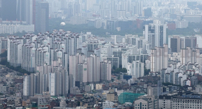 서울 중구 남산에서 바라본 아파트 단지의 모습. (사진=뉴스1)